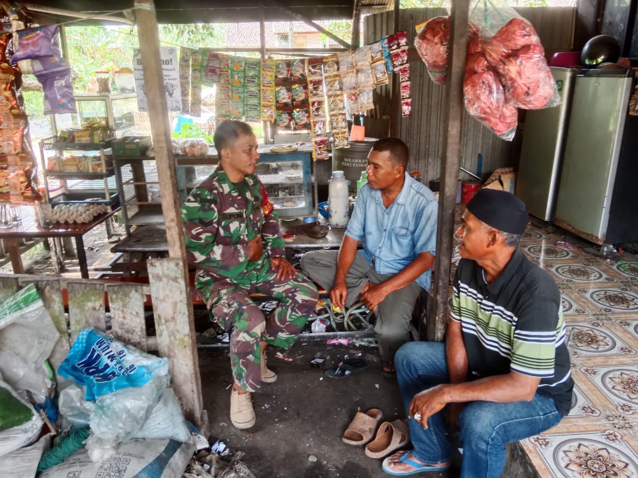 Hari Libur Tak Halangi Babinsa Koramil 1002-08/LAU Berkomunikasi dengan Warga Binaan