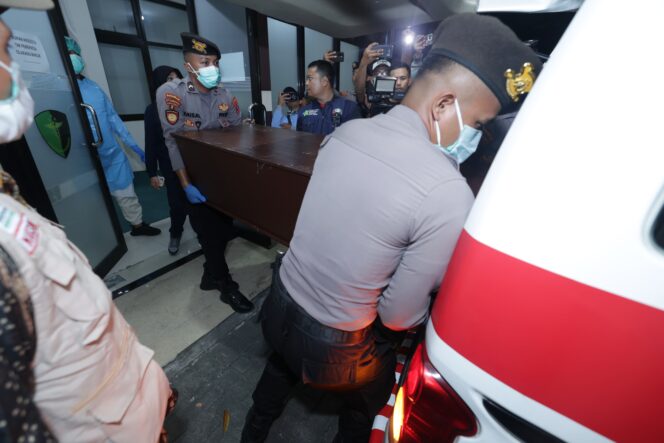
Polda Jatim Serahkan 3 Jenazah Santri Ponpes Al Khoziny ke Keluarga*