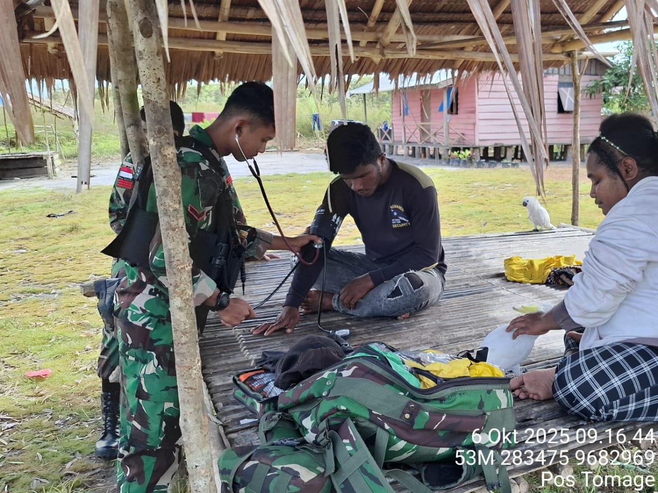 Satgas Pamtas Kewilayahan RI-PNG Yonif 410/Alg Laksanakan Yankes di Kampung Wanmar Distrik Tomage