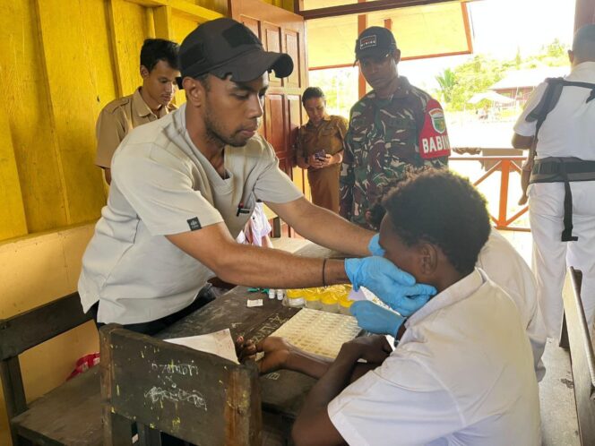 
					Peduli Kondisi Kesehatan Generasi Penerus Bangsa, Babinsa Koramil 1710-06/Agimuga Dampingi Nakes Pada Kegiatan Pemeriksaan Kesehatan Kepada Pelajar