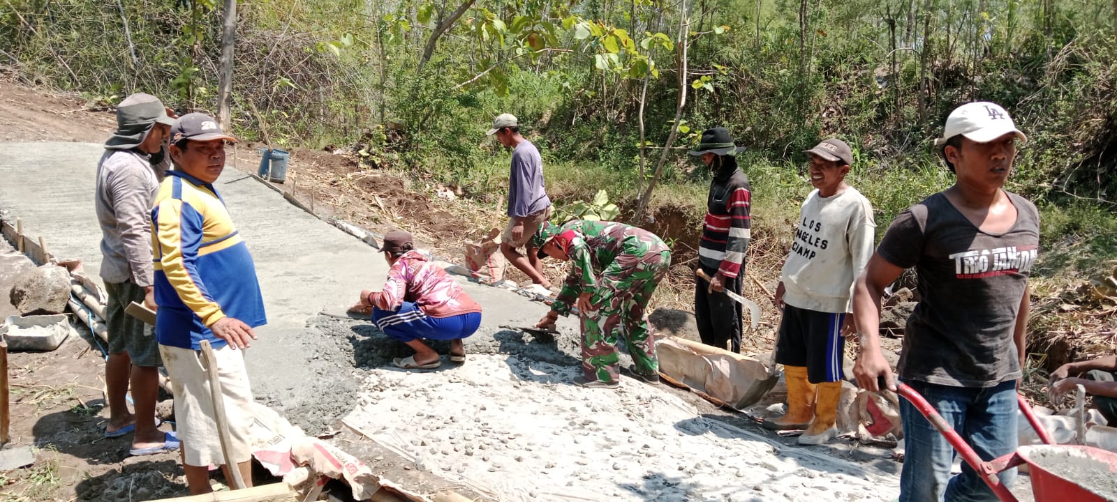 Kebersamaan Tanpa Sekat: Babinsa Koramil Leces Pimpin Kerja Bakti Pengecoran Jalan Desa