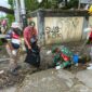 Mencegah Terjadinya Sumbatan Dan Genangan Air, Babinsa Koramil Timika Ajak Warga Bersihkan Saluran Drainase