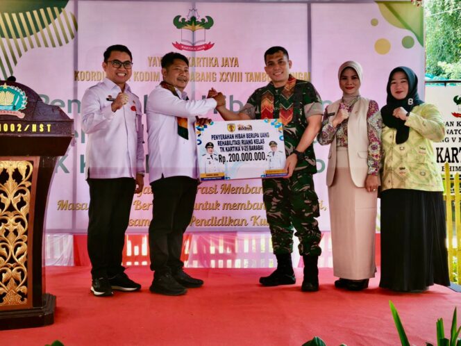 Dandim 1002/HST Dampingi Bupati HST Serahkan Hibah Dana Rehabilitasi TK Kartika V-25