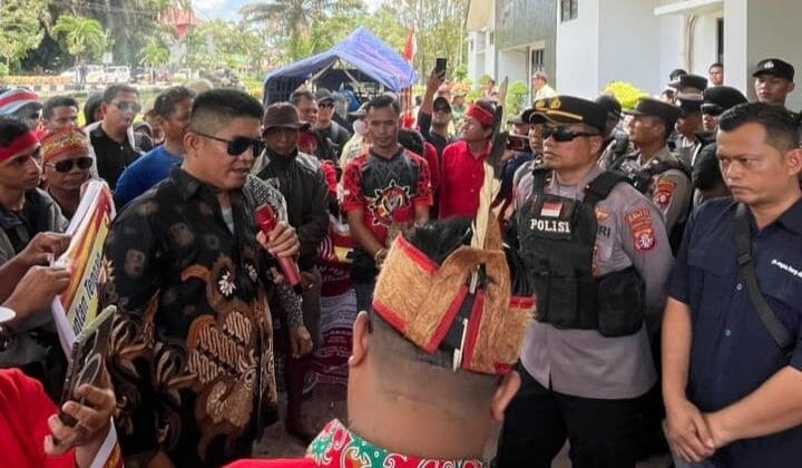 Warga Adat Dayak Demo PT Sapta Karya Damai, Tuntut Pengembalian Lahan di Luar HGU dan Hentikan Kriminalisasi