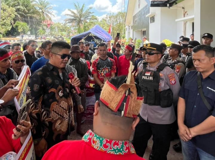 Warga Adat Dayak Demo PT Sapta Karya Damai, Tuntut Pengembalian Lahan di Luar HGU dan Hentikan Kriminalisasi