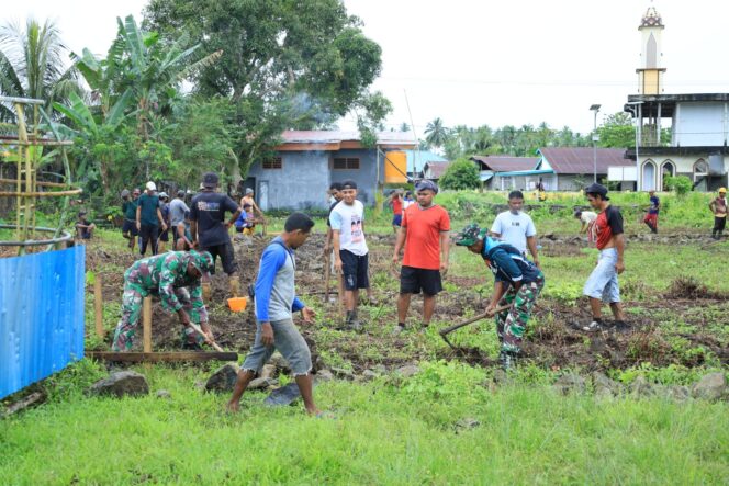 
					Hari Pertama TMMD Ke-126 Kodim 1505/Tidore, Personel Satgas dan Warga Mulai Kerjakan Sasaran Fisik di Desa Wama