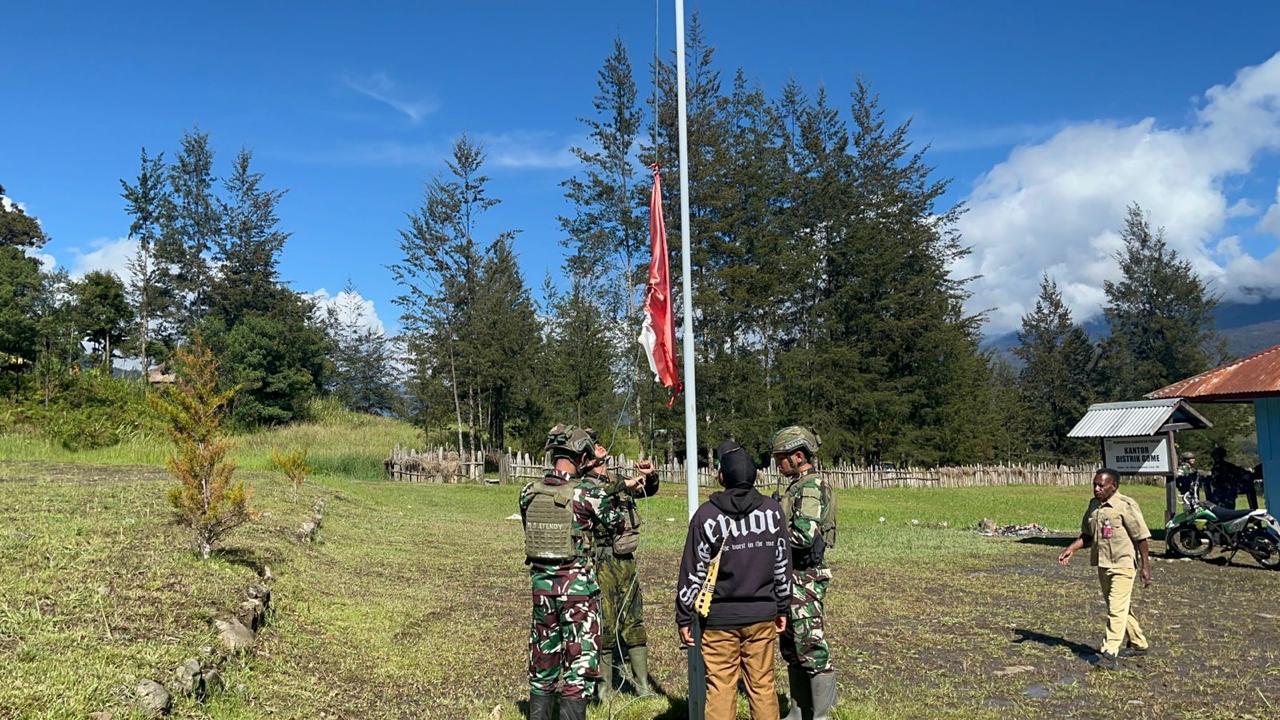 Merah Putih Kembali Berkibar di Gome: Satgas Yonif 700/WYC Wujudkan Rindu Panjang Warga Akan Simbol Negara