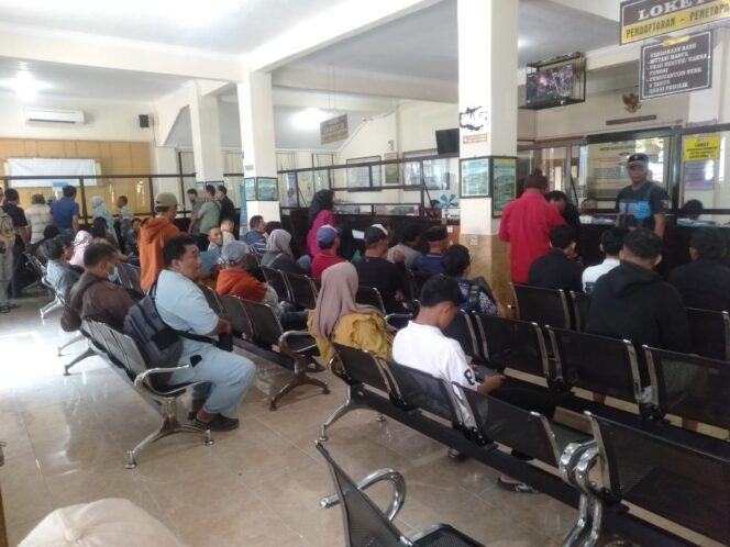 
Demi Layanan Optimal, Samsat Lumajang Maksimalkan Drive Thru dan Samling untuk Warga