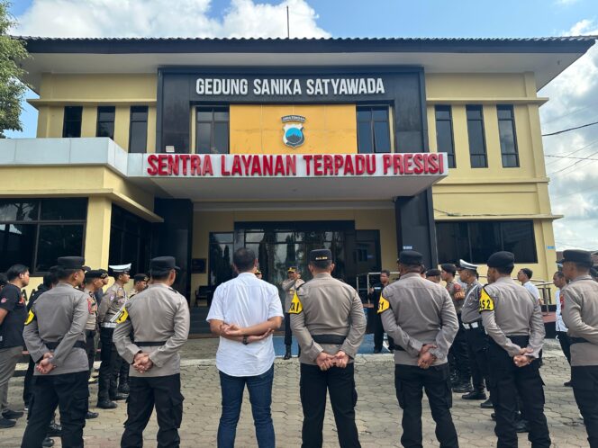 
					Kapolresta Banyumas Cek Dan Kontrol Serah Terima Piket Pamapta