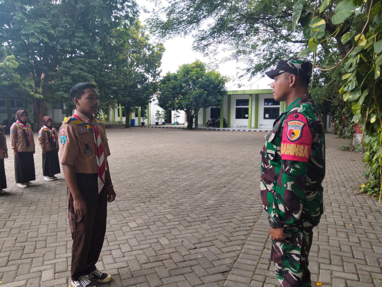 Latihan PBB Jadi Wahana Babinsa Banyuanyar Bentuk Generasi Muda Tangguh dan Cinta Tanah Air