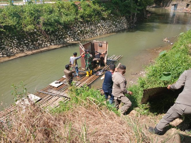 Sinergi TNI dan Satpol PP Tertibkan Jamban Apung di Sungai Barabai, Dukung Program ODF