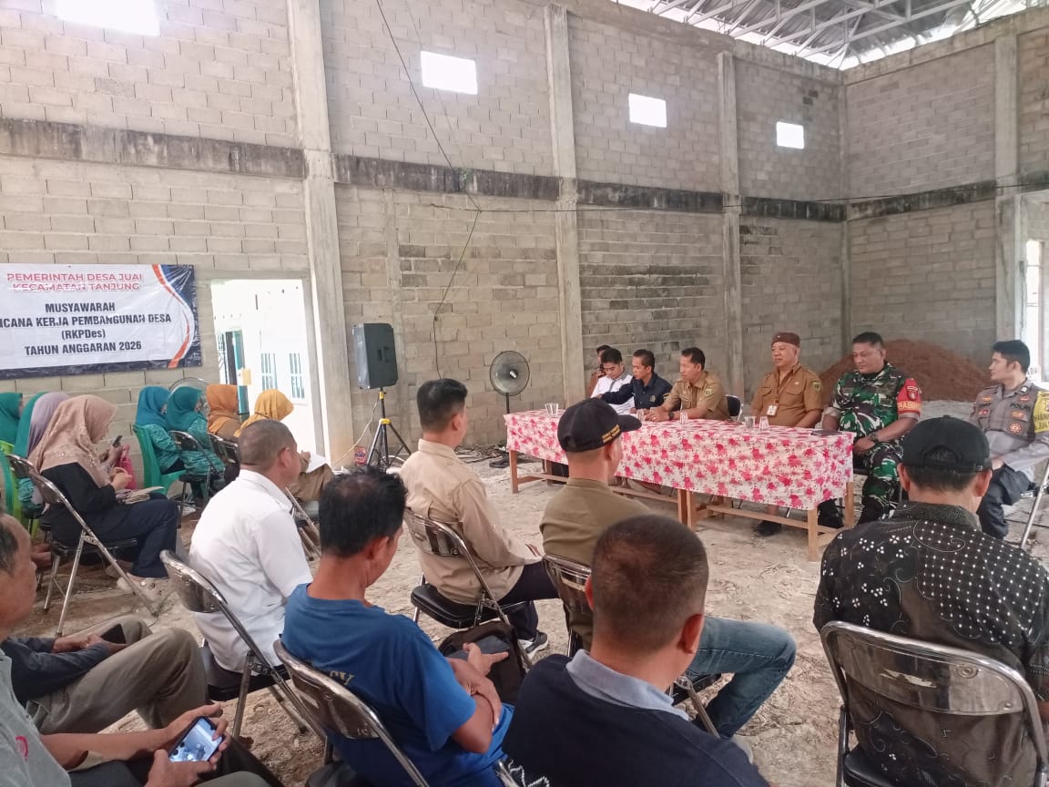 Kebersamaan Babinsa, Bhabinkamtibmas, dan Warga Juai dalam Menyusun Rencana Pembangunan Desa