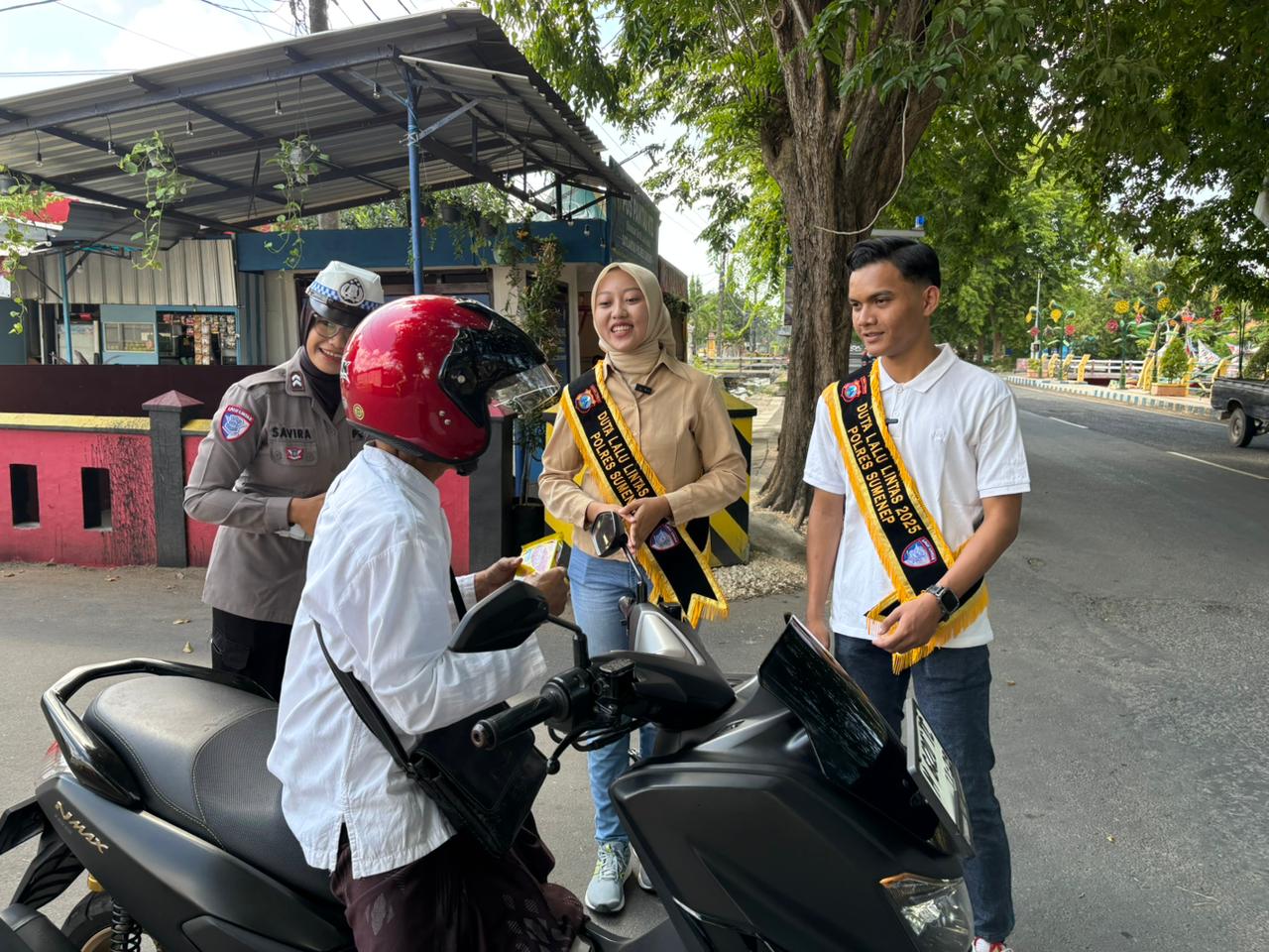 Polres Sumenep Edukasi Masyarakat Tertib Lalin Melalui Polantas Menyapa*