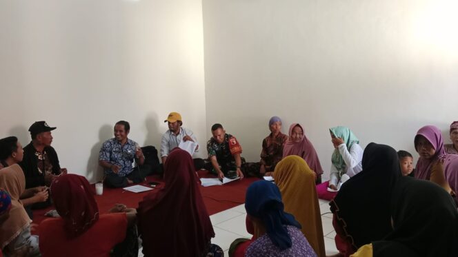 
					Wujudkan Desa Mandiri, Babinsa Koramil Wonomerto Dampingi Sosialisasi Program Keluarga Harapan