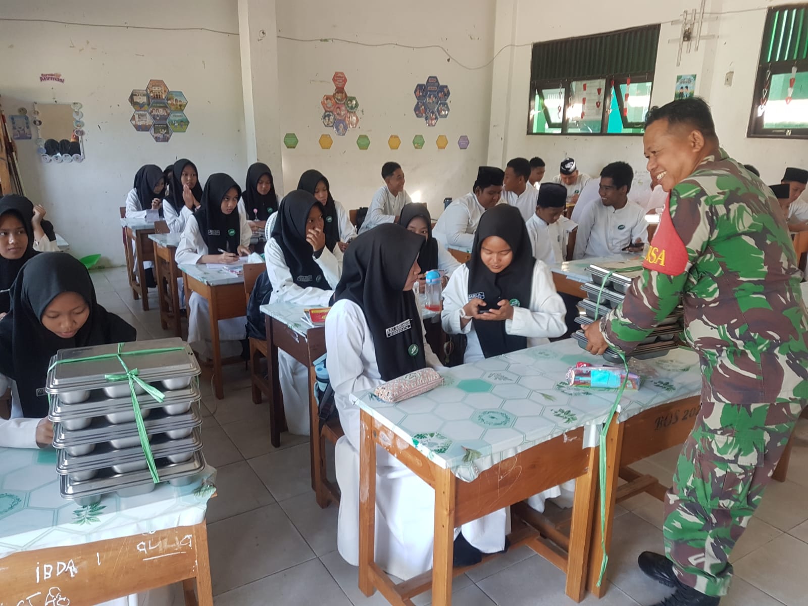 Babinsa Koramil 1008-04/Tanta Dampingi Penyaluran Program Makan Bergizi Gratis di SPPG Sulingan