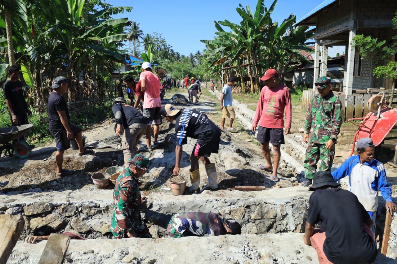 Gotong Royong Tanpa Lelah, Satgas TMMD Kodim 1505/Tidore Bangun Drainase Demi Desa Lebih Baik