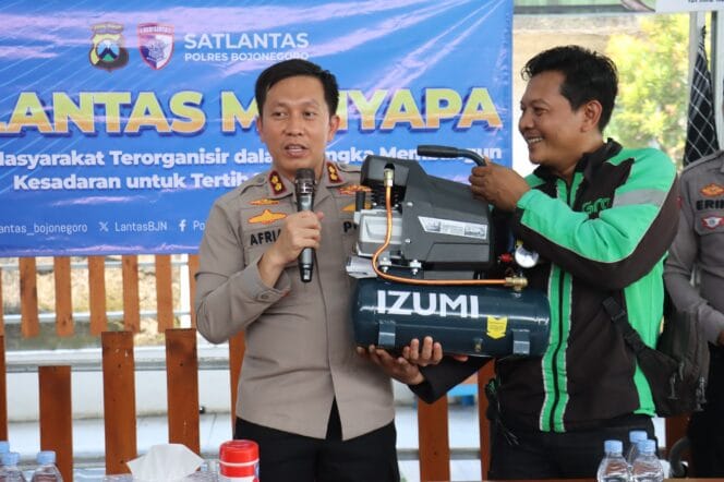 
Kapolres Bojonegoro Beri Bantuan Komunitas Ojol Ajak Jaga Kamtibmas*