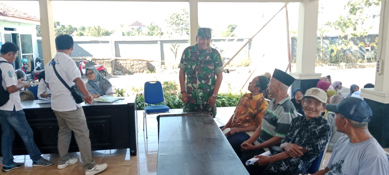 Serka Rokip Pastikan Penyaluran PKH Lansia di Leces Berjalan Aman dan Transparan