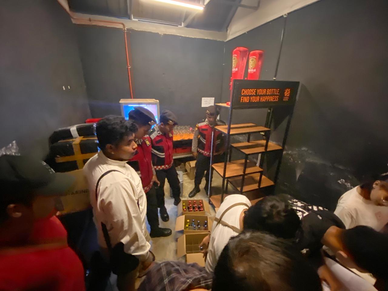 Harkamtibmas Polres Tulungagung Gelar Razia, Puluhan Botol Miras Diamankan*