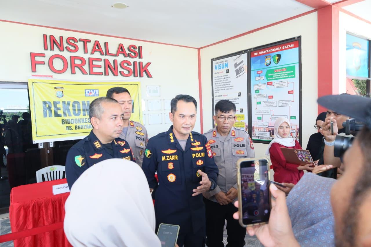 POLDA KEPRI GELAR KONFERENSI PERS PEMULANGAN JENAZAH KORBAN KEBAKARAN KAPAL FEDERAL*