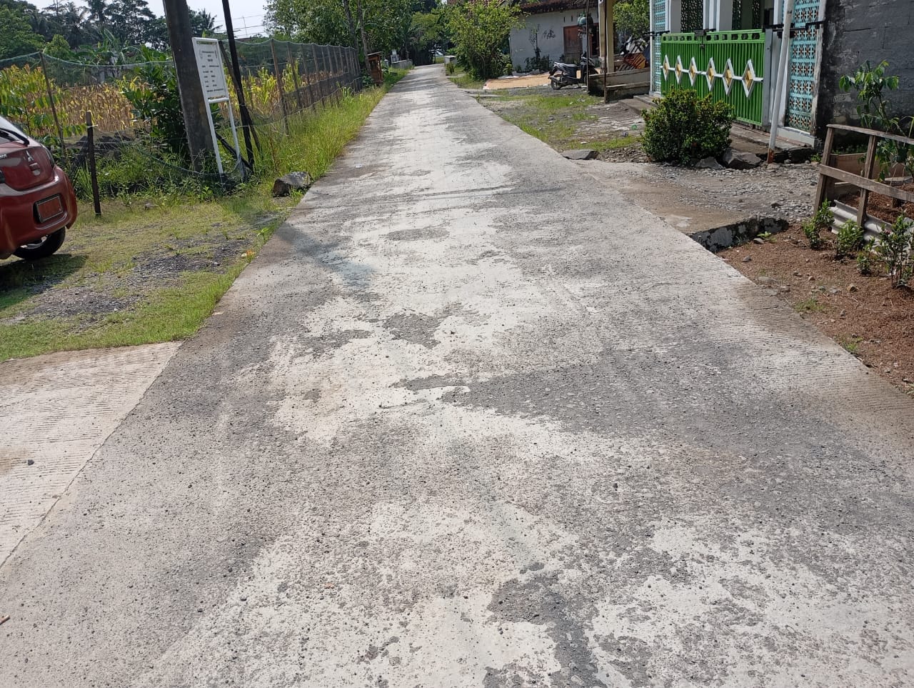 Baru Beberapa Bulan Rusak, Proyek Rabat Beton Bringkeng Cilacap Tuai Sorotan Warga