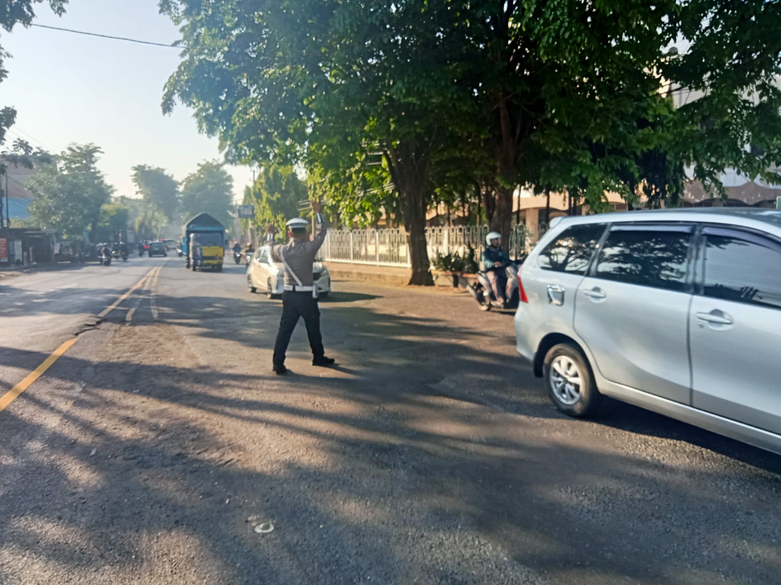 Aipda Sofyan dan Semangat Humanis Polisi Pasuruan Mengatur Lalu Lintas Pagi