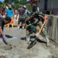 Sinergi TNI dan Rakyat, Satgas TMMD Kodim 1505/Tidore Bersama Warga Cor Tiang Masjid
