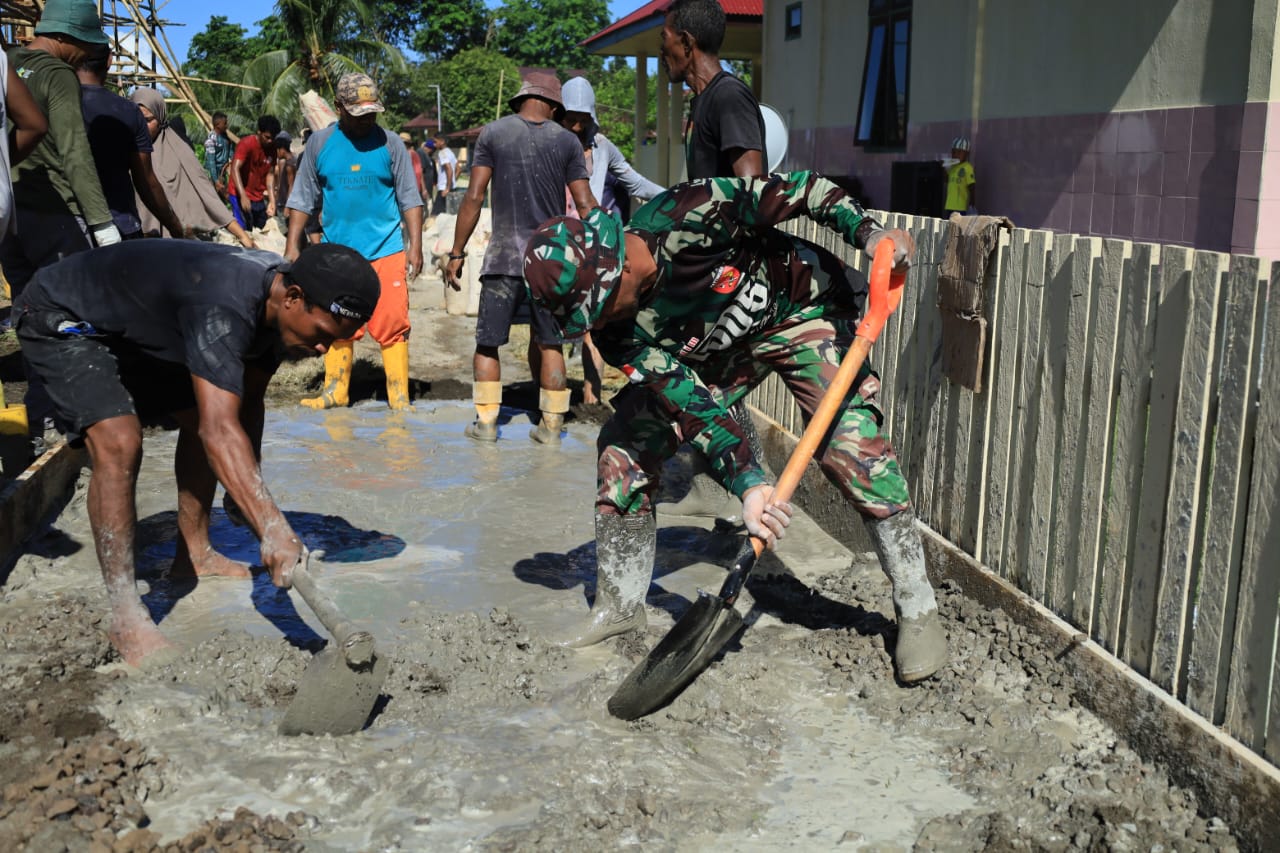 Sinergi TNI dan Rakyat, Satgas TMMD Kodim 1505/Tidore Bersama Warga Cor Tiang Masjid