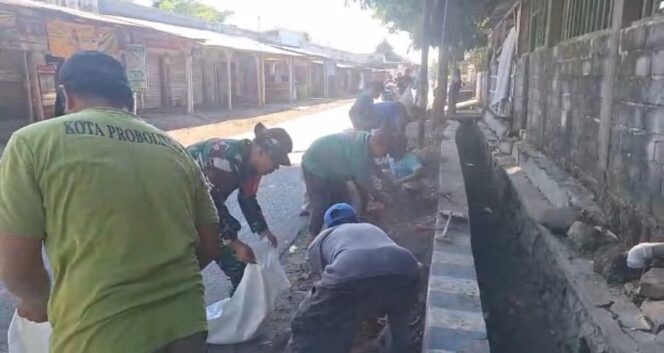 
					Aksi Nyata TNI di Probolinggo, Koramil Wonoasih Turun Langsung Bersihkan Lingkungan Lewat “Gotku Resik”