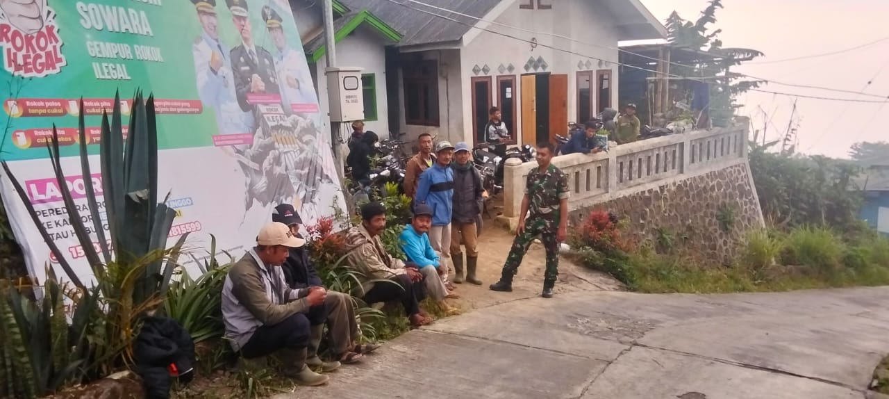 Komsos Babinsa Lumbang Perkuat Sinergi Keamanan dan Kebersihan Lingkungan