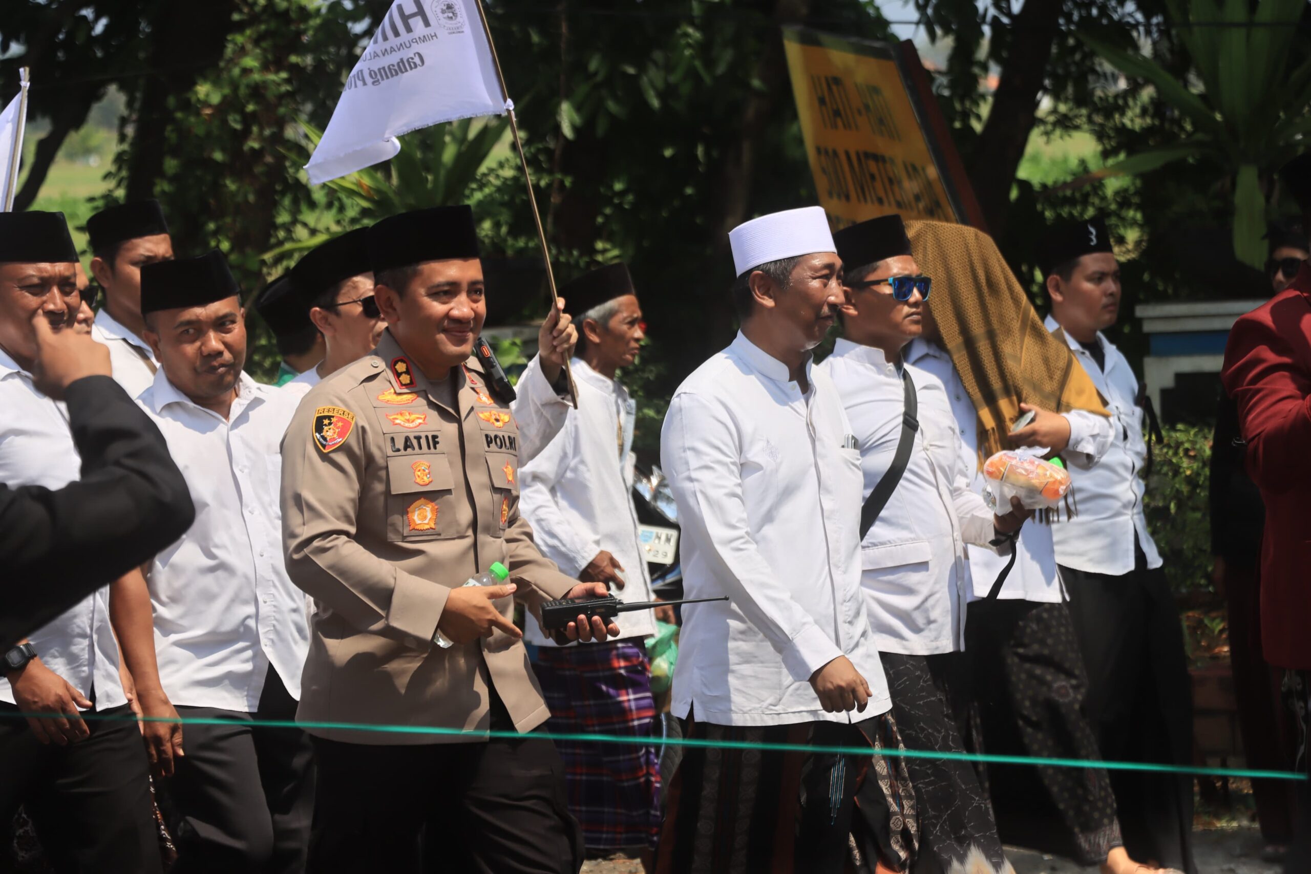Sinergi Polisi dan Santri Warnai Aksi Damai di DPRD Probolinggo, Situasi Kondusif hingga Usai