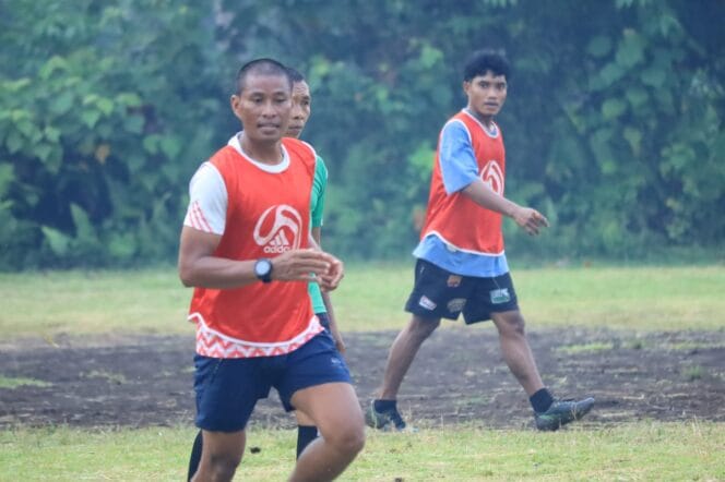 
Tak Hanya Bangun Desa, Satgas TMMD ke-126 Kodim 1505/Tidore Ajak Pemuda Jaga Silaturahmi Lewat Sepak Bola