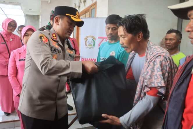 
					28 Rumah Rusak di Desa Sumber Diterjang Puting Beliung, Kapolres Probolinggo Hadir Beri Dukungan dan Bantuan