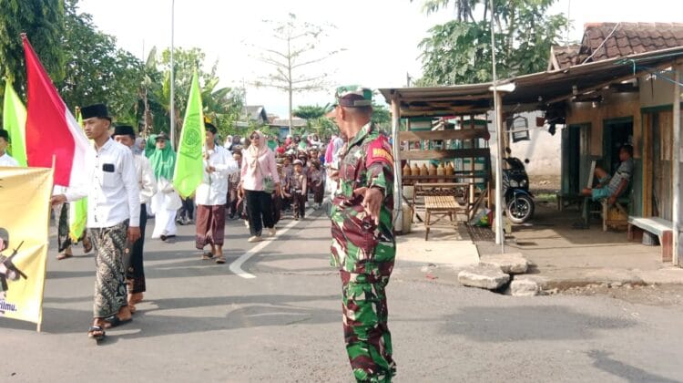 Hari Santri 2025, TNI Koramil Wonomerto Kawal Jalannya Kirab Santri di Sepuh Gembol