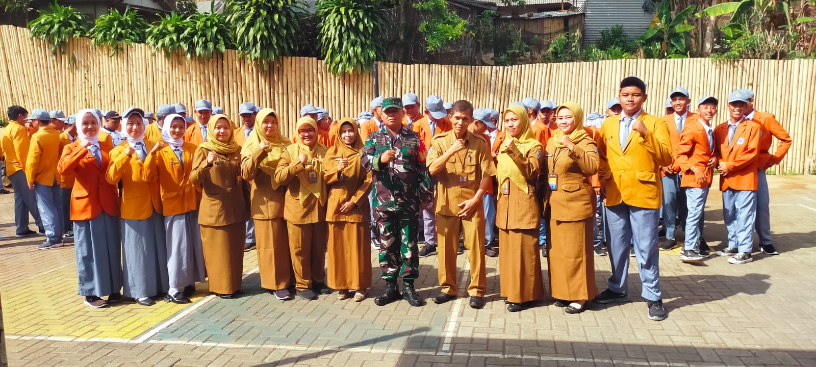 TNI Masuk Sekolah: Babinsa Sukapura Ajak Pelajar SMKN 1 Junjung Nilai Kebangsaan TNI Masuk Sekolah: Babinsa Sukapura Ajak Pelajar SMKN 1 Junjung Nilai Kebangsaan