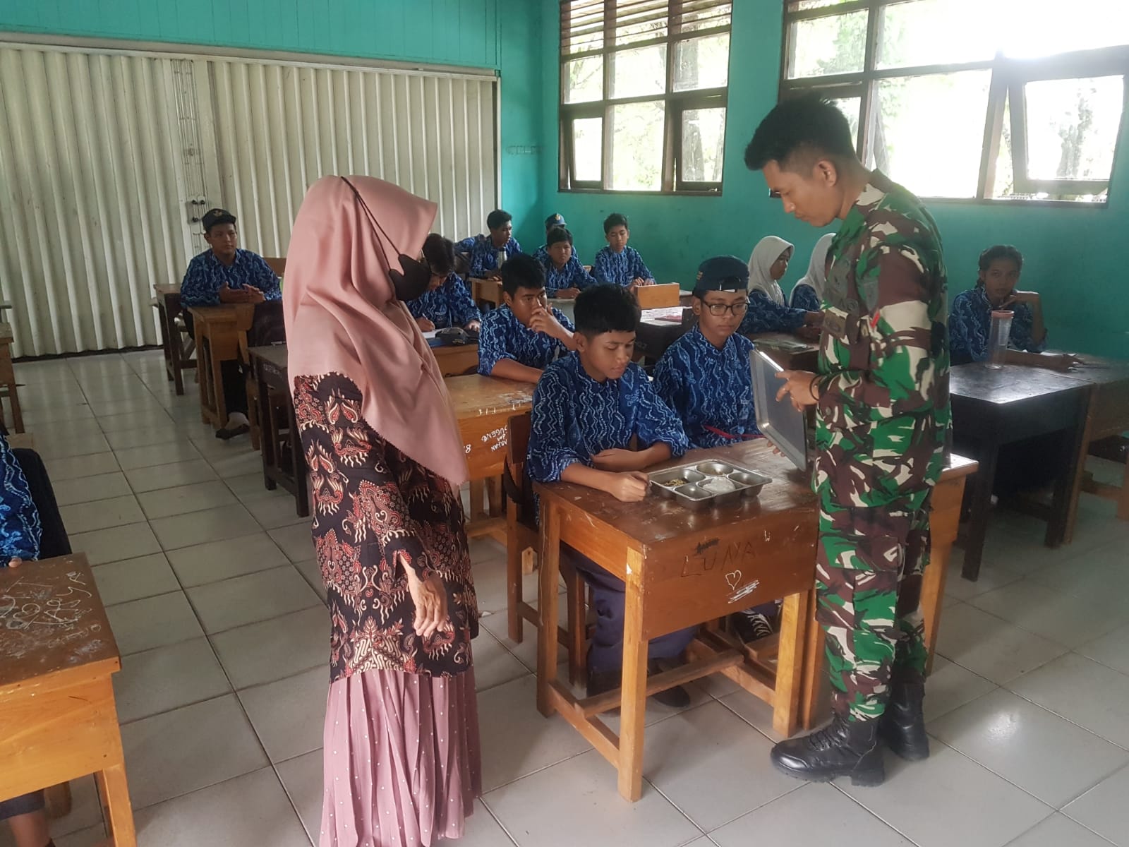 Kopda M. Ramdhani Aziz Dampingi Penyaluran MBG: TNI Dukung Program Pemerintah di Dunia Pendidikan Kopda M. Ramdhani Aziz Dampingi Penyaluran MBG: TNI Dukung Program Pemerintah di Dunia Pendidikan