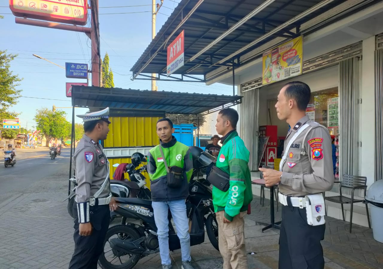 Humanis dan Edukatif, Satlantas Probolinggo Dekati Pengemudi Ojol Lewat Polantas Menyapa Humanis dan Edukatif, Satlantas Probolinggo Dekati Pengemudi Ojol Lewat Polantas Menyapa
