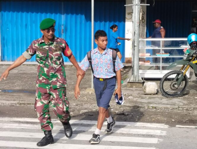 
					Peduli Keselamatan, Babinsa Timika Bantu Lalu Lintas Penyeberangan Anak Sekolah