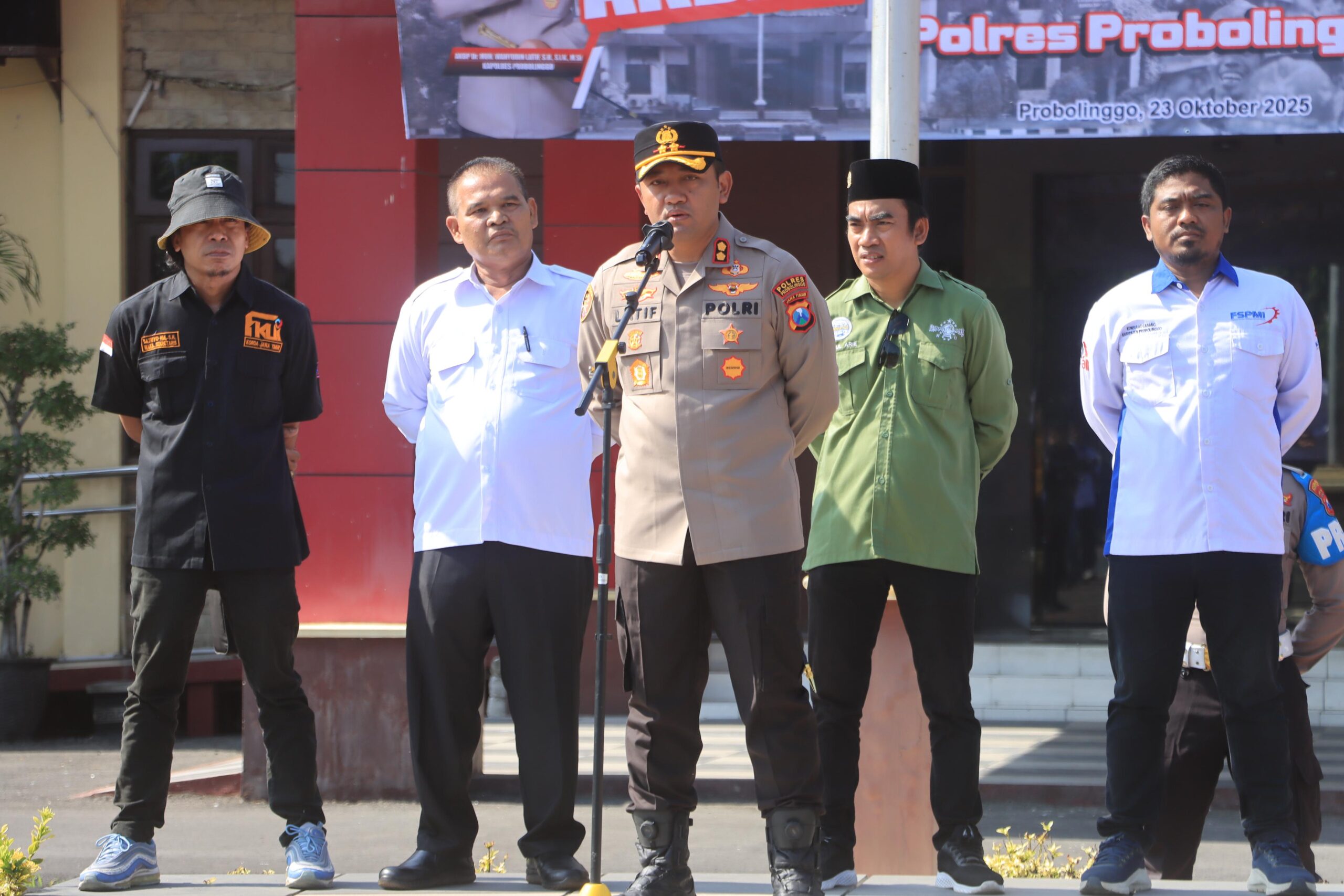 Ratusan Buruh Padati Mapolres Probolinggo, Kapolres Wahyudin Latif Ajak Perkuat Komunikasi Sosial