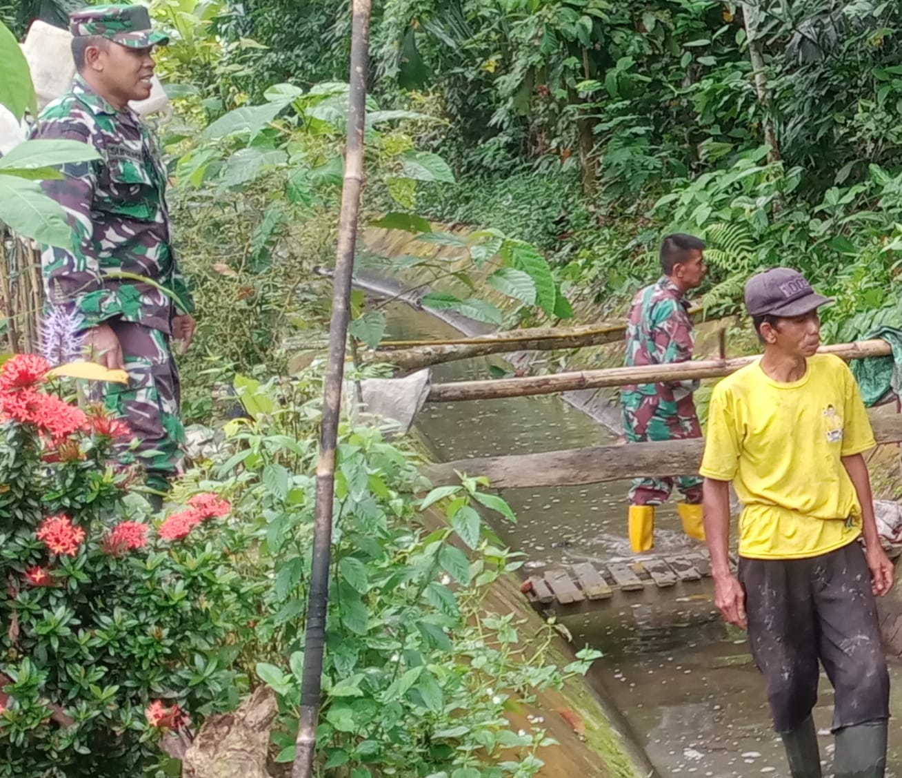 Musim Hujan di Depan Mata, TNI dan Warga Hulu Sungai Tengah Kompak Jaga Kelancaran Air Musim Hujan di Depan Mata, TNI dan Warga Hulu Sungai Tengah Kompak Jaga Kelancaran Air
