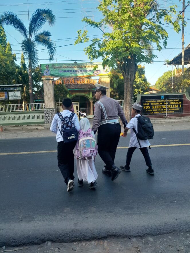 Petugas Satlantas Polres Probolinggo Sigap di Titik Padat, Bukti Nyata Pelayanan Polri ke Masyarakat