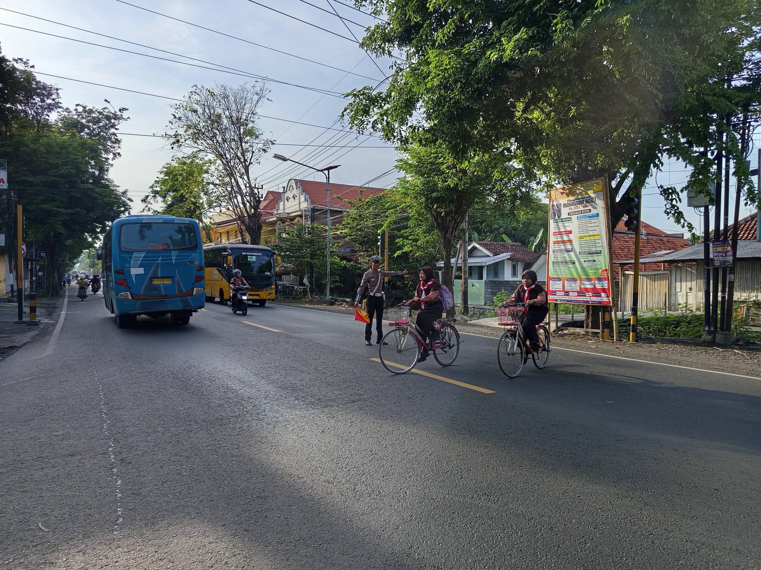 Aipda Arifin Susilo, Polisi Lalu Lintas yang Setia Menjaga Ketertiban Pagi di Dringu Aipda Arifin Susilo, Polisi Lalu Lintas yang Setia Menjaga Ketertiban Pagi di Dringu