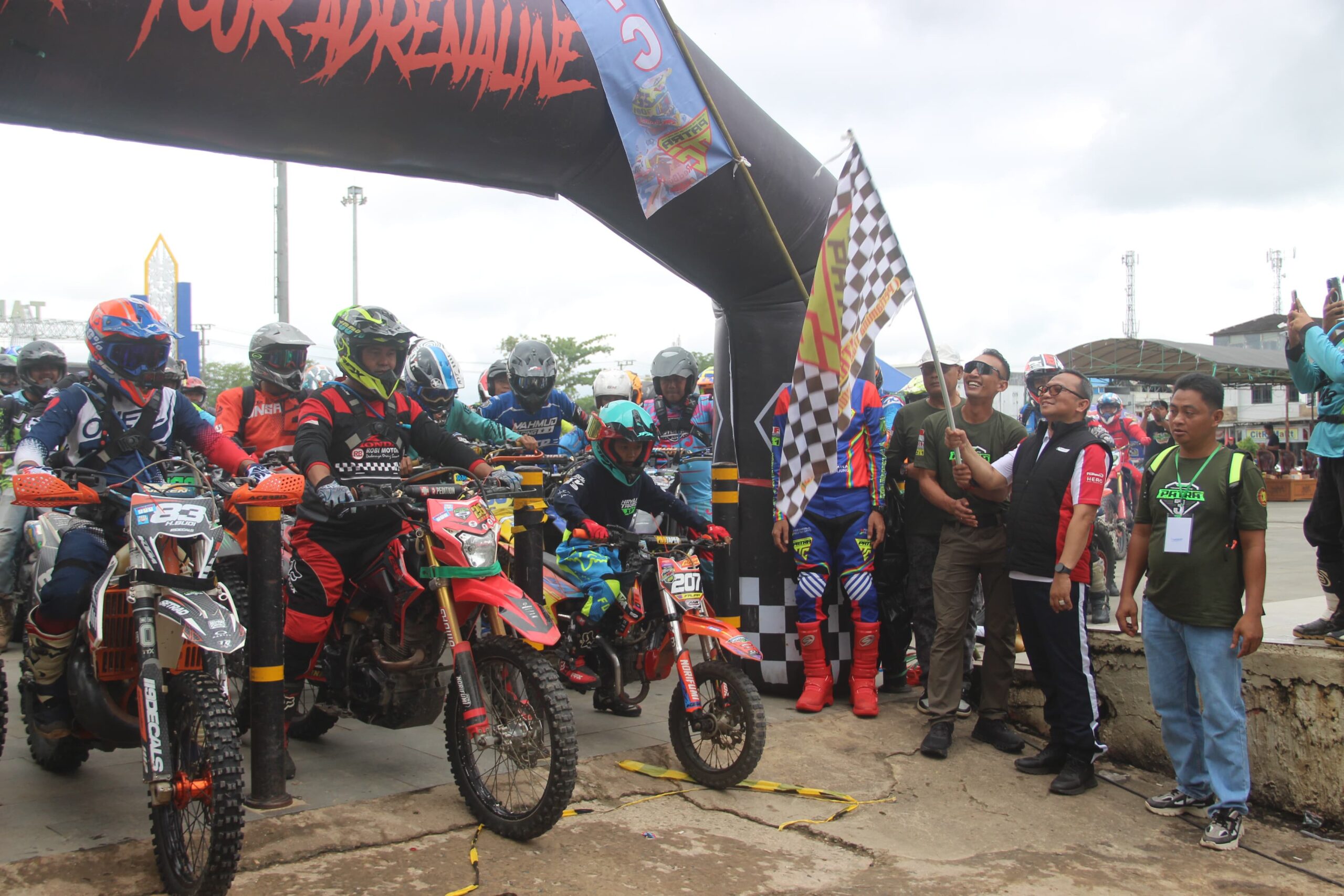 Dandim 1008/Tabalong dan Bupati Noor Rifani Lepas 500 Rider di Ajang Trail Adventure HUT TNI Dandim 1008/Tabalong dan Bupati Noor Rifani Lepas 500 Rider di Ajang Trail Adventure HUT TNI