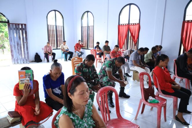 Di Tengah Kesibukan Membangun Desa, Satgas TMMD ke-126 Kodim 1505/Tidore Tak Lupa Ibadah Bersama Masyarakat