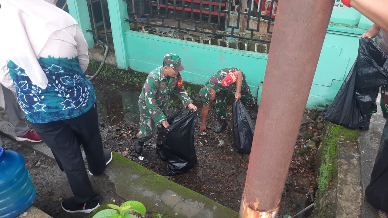 Koramil 1008-06/Banua Lawas-Pugaan Bersinergi dengan Aparat Kecamatan Gelar Aksi Bersih Lingkungan Koramil 1008-06/Banua Lawas-Pugaan Bersinergi dengan Aparat Kecamatan Gelar Aksi Bersih Lingkungan
