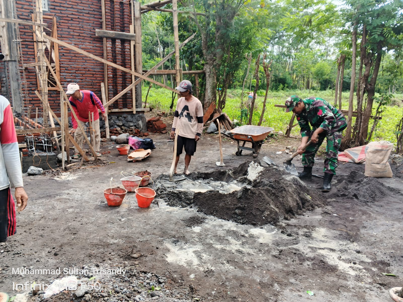 Sentuhan Sosial TNI: Koramil Kuripan Ikut Bangun Rumah Warga, Wujud Kepedulian di Tengah Masyarakat Sentuhan Sosial TNI: Koramil Kuripan Ikut Bangun Rumah Warga, Wujud Kepedulian di Tengah Masyarakat