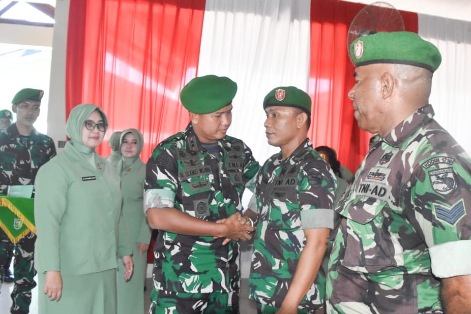 Dandim 1710/Mimika Pimpin Acara Tradisi Korps Pindah Satuan, Masuk Satuan dan Purna Tugas Personel Kodim 1710/Mimika Dandim 1710/Mimika Pimpin Acara Tradisi Korps Pindah Satuan, Masuk Satuan dan Purna Tugas Personel Kodim 1710/Mimika