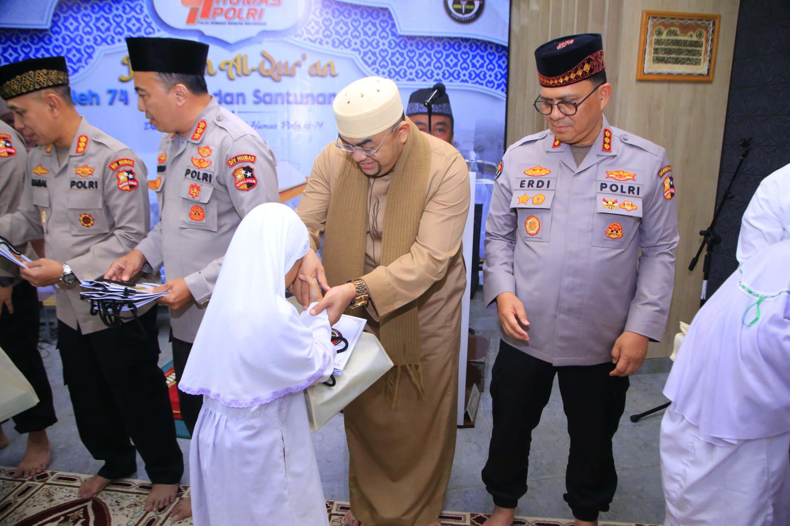 Wujud Peduli Sesama, Humas Polri Berikan Tali Asih Kepada 100 Anak Yatim pada Khatanan HUT Ke-74 Wujud Peduli Sesama, Humas Polri Berikan Tali Asih Kepada 100 Anak Yatim pada Khatanan HUT Ke-74