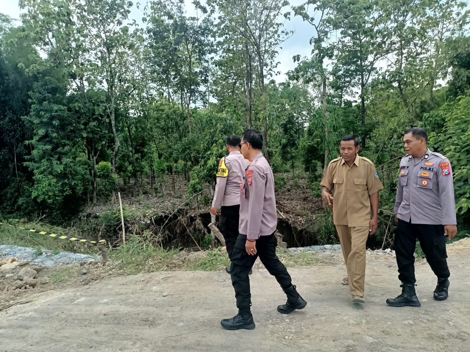 Kapolres Nganjuk Apresiasi Langkah Cepat Polsek Rejoso Tangani Jalan Ambles Penghubung Dua Desa Kapolres Nganjuk Apresiasi Langkah Cepat Polsek Rejoso Tangani Jalan Ambles Penghubung Dua Desa
