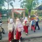 Aipda Sigit Purnomo Pimpin Pengaturan Lalu Lintas di Depan SD Kedungdalem 1 Probolinggo